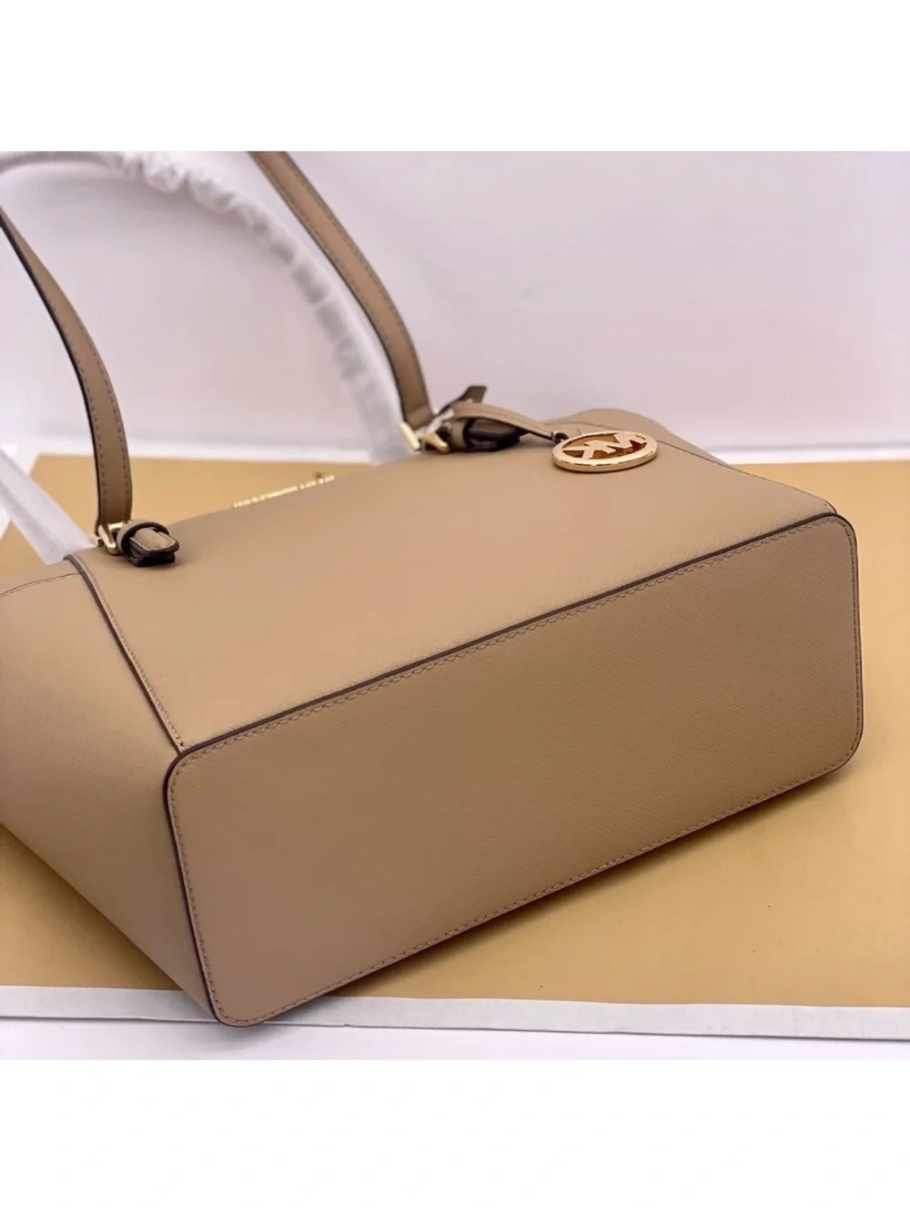 MICHAEL KORS CHARLOTTE LARGE TOP ZIP TOTE SHOULDER BAG CAMEL COLOR